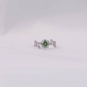 แหวนหมั้นชุบทอง14K แหวนแฟนซีสีเขียวทรงกลมลายดอกไม้ทันสมัยสำหรับผู้หญิง - Product Image 1