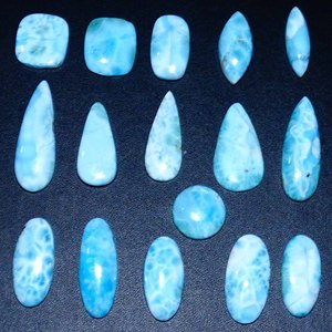Vente en gros de cabochon de larimar bleu naturel pierres précieuses en quartz pour la fabrication de bijoux Larimar bleu en forme de mélange - Product Image 1
