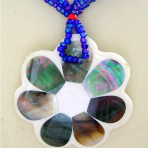 Collier en mosaïque de coquillages noirs mignons de SEASHELL JEWELRY avec motif floral, idéal pour un cadeau - Product Image 4