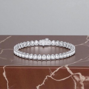 Pulsera de tenis con bisel de diamante cultivado en laboratorio de corte ovalado de 6,10 quilates para mujer hecha en platino - Product Image 1