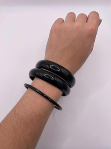Ensemble de bracelets en résine écologiques faits à la main pour femmes, finition brillante de qualité supérieure, bracelets de mode traditionnels, couleur, taille et design personnalisés - Product Image 5