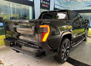 2025 S-i-e-r-r-a E V Denali Crew Cab Extended Range e4WD, Caja de Cambios Automática, Título Limpio, Sin Accidentes, con Bajo Kilometraje - Product Image 3