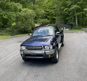 LISTO PARA CONDUCIR - USADO, VOLANTE A LA IZQUIERDA |   CONDUCCIÓN DERECHA |   TOYOTA HILUX Doble Cabina 4x4 1998, Transmisión Manual de 5 Velocidades - Product Image 1