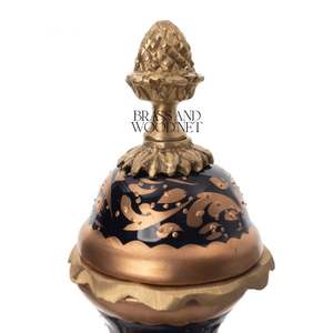 Vase antique en porcelaine et en laiton avec des motifs scéniques peints à la main, des poignées ornées et une base dorée décorative pour les intérieurs de luxe - Product Image 5