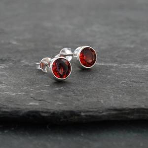 925 argent Sterling grand rond à facettes en gros grenat rouge naturel lunette réglage pierre précieuse boucle d'oreille fournisseur argent boucle d'oreille - Product Image 1