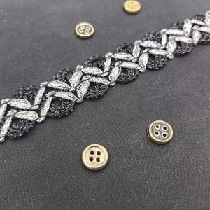 Dentelle brodée moderne fantaisie de 2 cm de large, motif zigzag cachemire, écologique et métallique - Product Image 2