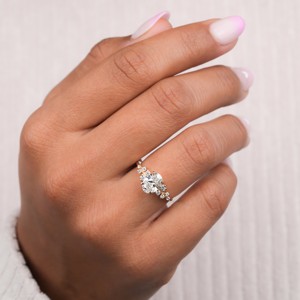 Bague de mariage classique pour femme, design unique, plaquée or blanc, avec diamant ovale de laboratoire, cadeau d'anniversaire pour femme, idéale pour les fêtes - Product Image 4