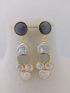 Juego de pendientes de racimo de perlas de mosaico moderno Marco de metal dorado con piedras incrustadas Latón Hecho Producto a granel Diseño personalizado - Product Image 3