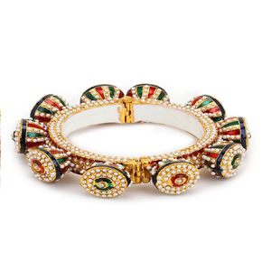 กำไลทองเหลืองแบบกว้าง ชุดชูราประดับด้วยหินคันดัน ไข่มุก และงานเคลือบ พร้อมจี้ห้อยแบบจูมก้า สไตล์ดั้งเดิม มีจำหน่ายในราคาขายส่ง - Product Image 4