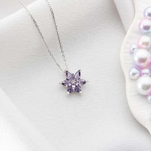 Collar de Plata de Ley Hallmark con Flor de Loto Morada, Circonita, Diamante, Perla, Bañado en Rodio, Cadena de Caja, Oro Rosa, Platino, Moderno - Product Image 1