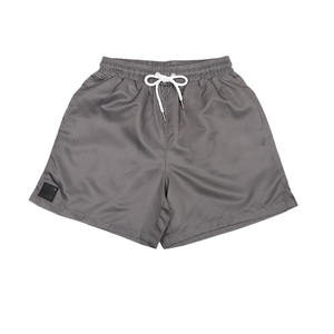 Pantalones cortos de correr de calle para hombre con logotipo personalizado OEM, pantalones de playa disponibles al por mayor, técnica teñida lisa de poliéster y nailon con patrón sólido - Product Image 1