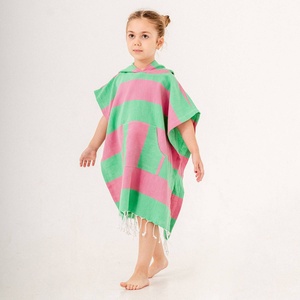 Poncho de Toalla con Capucha para Niños al por Mayor - Diseño de Rayas en Bloques Rosa y Verde, 100% Algodón Turco, Proveedor OEM para Playa, Natación y Surf - Product Image 3
