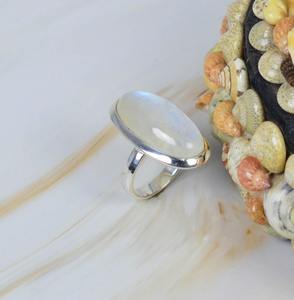 Arc-en-ciel Moonstone 925 Sterling Silver Gemstone Ring Bijoux faits à la main Juin Birthstone Ovale Forme Anneau Cadeau pour Noël - Product Image 3