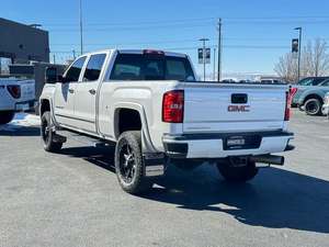 GMC Sierra 2500HD Denali Crew Cab SB 4WD 2018 Usada en Buen Estado - Product Image 3