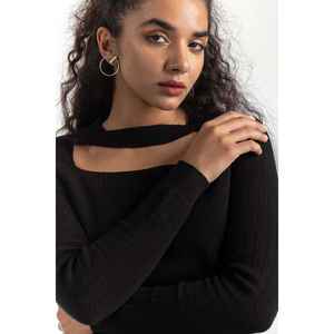 Suéter de Punto con Cuello Recortado Estilo Vintage Y2K para Mujer, Color Negro 224-211-049, con Logotipo Frontal a la Moda para Otoño Invierno - Product Image 5