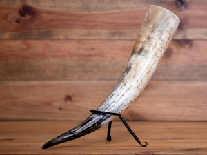 Corne à boire naturelle en corne véritable, faite à la main, style viking médiéval, grande taille, gravée, écologique, polie brillante, idéale pour offrir en cadeau - Product Image 4