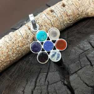 Pendentif en pierre naturelle 7 Chakra en argent sterling 925 multi-cluster fait à la main en Inde en gros pendentifs fins et collier à breloques - Product Image 3