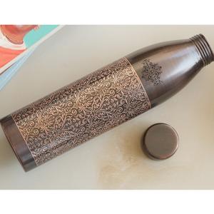 IndianArtVilla Botella de cobre puro con diseño antiguo en relieve oscuro con beneficios ayurvédicos, vasos y almacenamiento-900 ML - Product Image 2