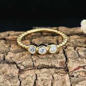 Juego de bisel de oro sólido de 14 quilates Anillo de diamante con vástago de cuentas de diamante natural de tres piedras. - Product Image 2