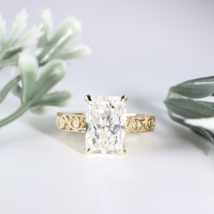 Anillo de boda solitario para mujer de oro amarillo de lujo, con corte radiante, engaste de cuatro puntas tipo catedral, estilo vintage y intrincado diseño floral tallado. - Product Image 1