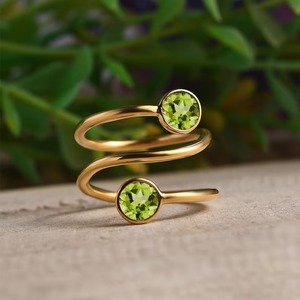 Joyería elegante del anillo del peridoto del oro 18K de la buena calidad para la prosperidad o la curación y la energía del Chakra del corazón disponible para la venta - Product Image 1