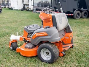 Cortadora de Césped de Giro Cero de Grado Industrial V554 de 2 Tiempos/4 Tiempos, 54 Pulgadas, 1600 W, Diésel, Caja de Recolección de Césped de 300 L + Recortadora Adicional - Product Image 3