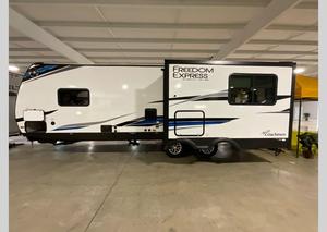 รถพ่วงสำหรับเดินทางแบบพับได้ น้ำหนักเบา รุ่น Freedom Express Ultra Lite ของ Coachmen ปี 2024 2025 สำหรับการตั้งแคมป์เคลื่อนที่ - Product Image 2