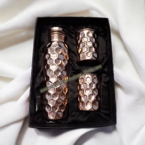 Bouteille d'eau en cuivre pur de haute qualité, 2 verres à boire, design HoneyCube, pour un usage unisexe en salle de sport, en sport, en voyage, santé ayurvédique - Product Image 2