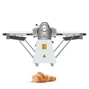 Een Mini Elektrische Automatische 30 Kg Brood Croissant Deeg Bakkerij Bladerdeeg Roller Sheeter Machine Voor Croissant