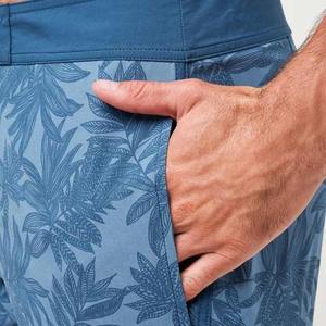 Short de bain léger pour homme avec logo de marque personnalisé Short de bain de plage doux et relaxant à imprimé de motifs à séchage rapide et extensible dans les 4 sens - Product Image 5