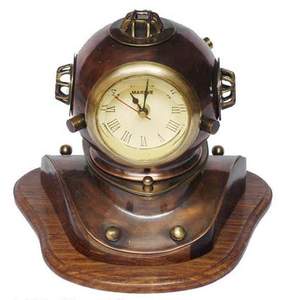 Reloj de mesa de casco de buceo náutico de alta calidad hecho a mano, metal de latón más vendido con base de madera directo de proveedores indios - Product Image 1