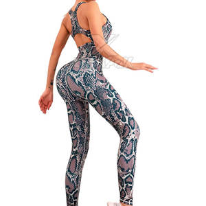 Ensemble de yoga pour femmes fabriqué au Pakistan - Respirant, écologique, séchage rapide, logo frontal, taille haute, 2 pièces, couleur unie, design personnalisé - Product Image 4