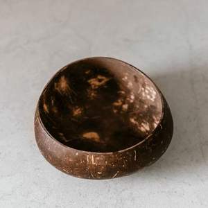 Tazón de coco de concha marina decorativo con acabado de laca brillante ligero y perfecto para cenas y regalos de estilo costero - Product Image 1