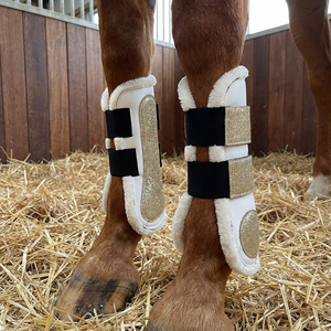 Bottes de protection pour chevaux blanches avec fourrure synthétique violette, sangles à paillettes, couleur personnalisable, qualité supérieure certifiée A+, rembourrage doux et confortable - Product Image 2