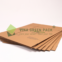 Cartons de grands emballages en carton ondulé Boîtes en carton ondulé Boîte en carton extra large ondulée à la main isolée au Vietnam