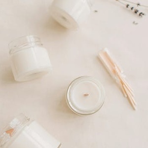 Candele Profumate Squisite (Set di 12) | Elegante Barattolo di Vetro, 20 Ore di Combustione | Regalo per Fragranza e Decorazione - Product Image 1