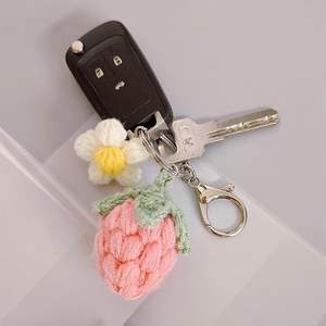 Porte-clés tissage à la main mignon fraise fleur pendentif porte-clés créatif tricoté breloque accessoire pour clés de voiture sac portefeuille - Product Image 5