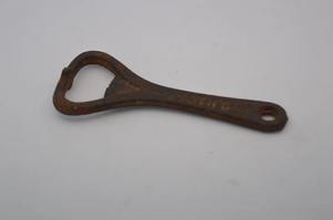 Ouvre-bouteille en fonte rustique décorative avec une construction solide, parfait pour les rassemblements en plein air, les restaurants et les intérieurs modernes - Product Image 4