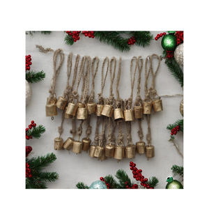 Cloches de vache en métal rustique vintage à succès |   Clochettes porte-bonheur faites à la main sur corde de jute |   Décoration de Noël pour la maison |   Décoration de ferme - Product Image 5