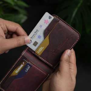 Cartera Bifold Clásica N.° 55, Cosida a Mano, con Forro de Cuero Genuino, Diseño Grabado, Color Bordo - Product Image 6