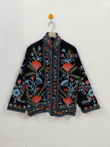 Veste courte en velours noir brodée Suzani, faite à la main, motif floral bohème ethnique, pour festival - Product Image 1