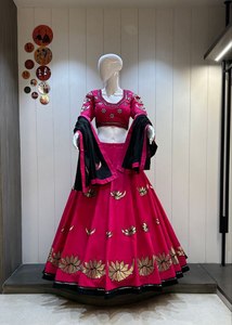 Nouvelle collection exclusive de tenues traditionnelles pour le Navratri, comprenant un lehenga choli imprimé, coupe ajustée, longueur au sol, en pur coton Khadi. - Product Image 2