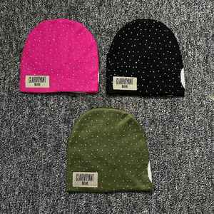 Gorro de punto acogedor con detalles de cristal brillante, ideal para el estilo urbano de invierno y el clima frío diario. - Product Image 3