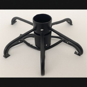 Support décoratif d'arbre de Noël en métal bronze fabriqué à la main avec des détails sculptés offrant stabilité et décoration - Product Image 5