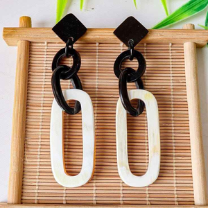 Boucles d'oreilles en corne naturelle faites à la main pour femmes, bijoux ethniques tendance pour mariage ou cadeau de Noël - Product Image 1