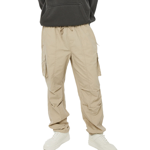 Pantalon homme style urbain épuré, conçu pour une mobilité flexible, avec une forme simple et un look moderne équilibré. - Product Image 4