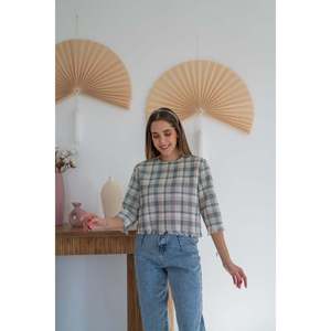 Blusa estampada con detalle de borlas - estampada - Product Image 1