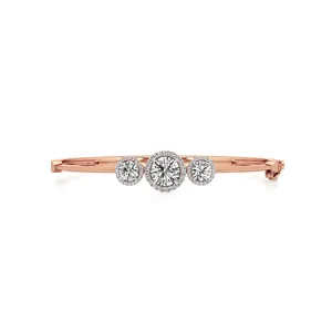 Bracelet rigide ovale élégant avec diamants - Touche sophistiquée - Product Image 1