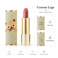 Tube de rouge à lèvres en velours vert sauge de luxe à marque privée, logo personnalisé, ours brodé Kawaii, vente en gros de maquillage