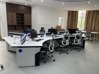 Console de salle de contrôle modulaire ergonomique avec système de gestion des câbles pour centre de commande